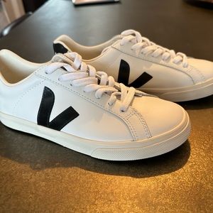 Veja brand new sneakers sz 37 US 6